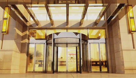 酒店大門設(shè)計(jì)為什么偏愛旋轉(zhuǎn)門？